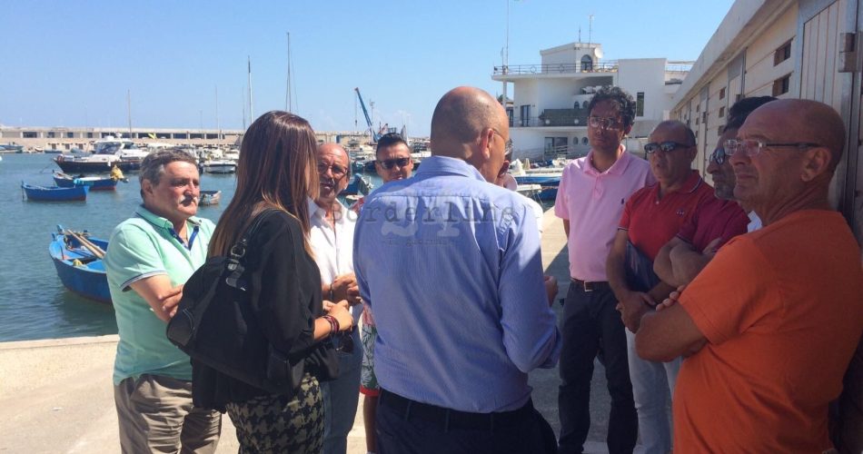 18-07-17 banconi molo san nicola_stamattina incontro assessori con pescatori