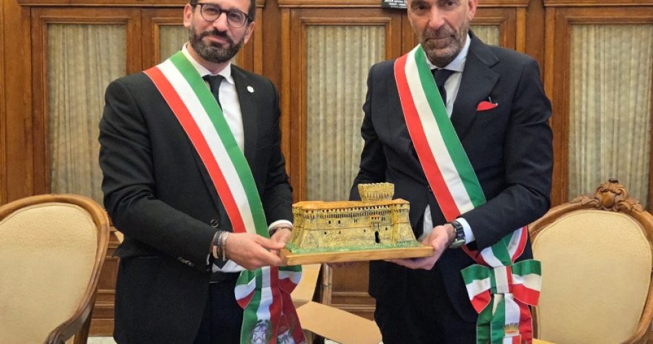 19-03-26 Sottoscritto il gemellaggio tra le città di Bari e Gradara, alle 17.30 l'inaugurazione della mostra su Rembrandt e Barocci al Museo civico_2