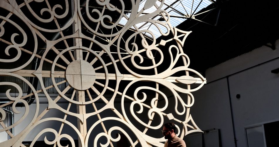 19-04-23 per la festa di San Nicola una grande luminaria rosone a Palazzo di Città donata dall’azienda Paulicelli