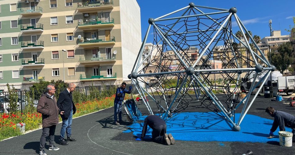 19-04-23 stamattina il sopralluogo della commissione Lavori pubblici nell’area ludica del parco intitolato a Maria Maugeri_1