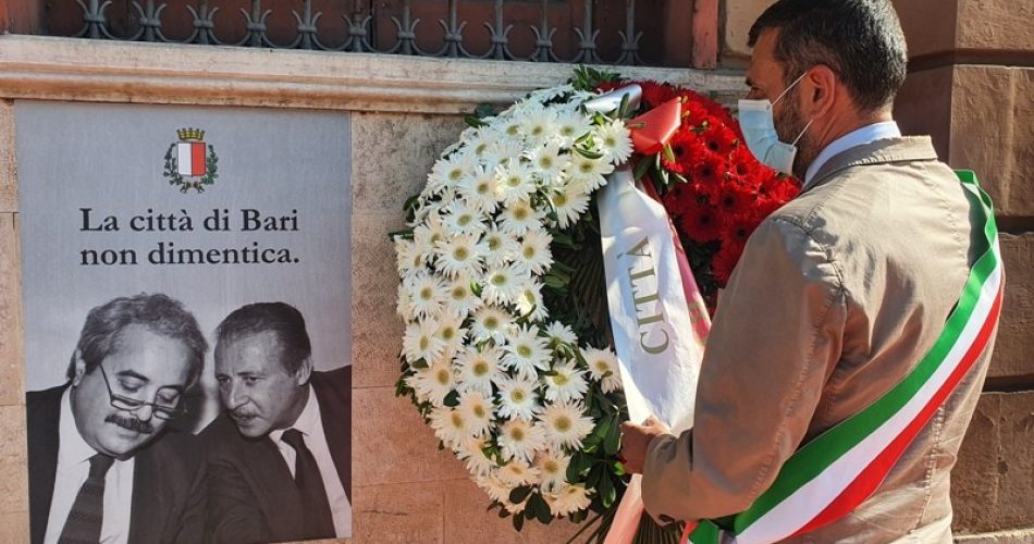 19-07-21 29° anniversario della strage di via D’Amelio_il sindaco depone una corona di fiori sulla facciata esterna di Palazzo di Città_1