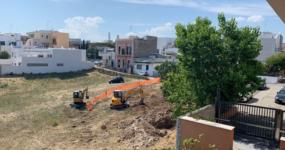 19-07-21 stamattina sopralluogo ass galasso e tecnici sul suolo che ospiterà il parco di via Mazzini a Torre a mare_1