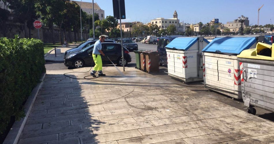 Rifiuti Abbandonati Lungomare Nazario Sauro Lavaggio Marciapiede