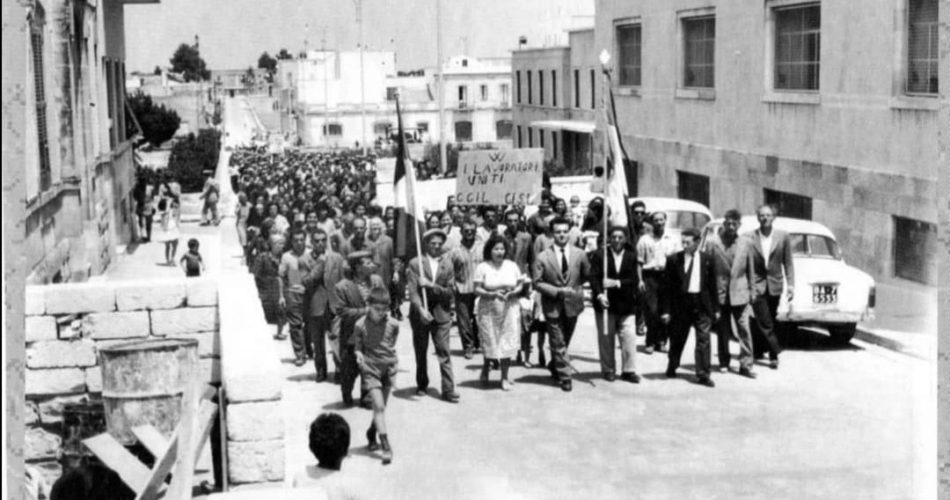 1967 - Tonia Barletta alla guida di un corteo di braccianti