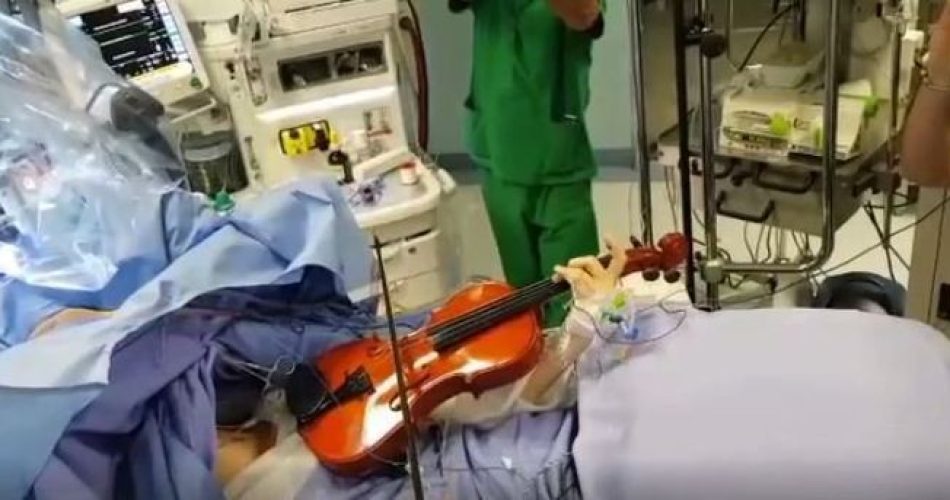 Operata al cervello a Taranto mentre suona il violino