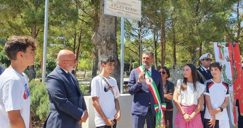 20-06-22 Giornata mondiale del Rifugiato_questa mattina l’intitolazione di un giardino di Poggiofranco al piccolo Aylan Kurdi_2