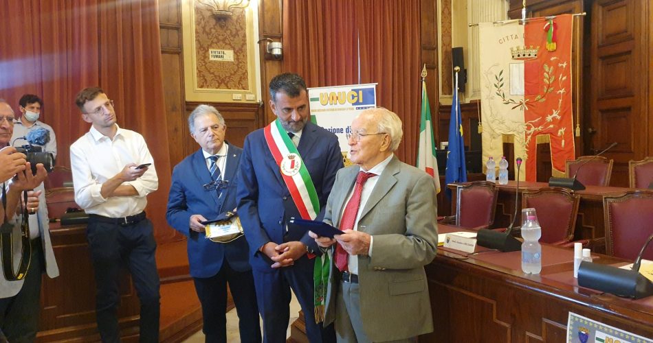 20-06-22 questa mattina la consegna di un riconoscimento dell’amministrazione comunale al giornalista Gustavo Delgado_2