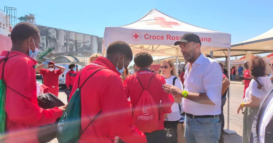 20-08-26 al porto di bari la Life support di Emergency_Il sindaco sulla banchina per assistere alle operazioni di sbarco_1