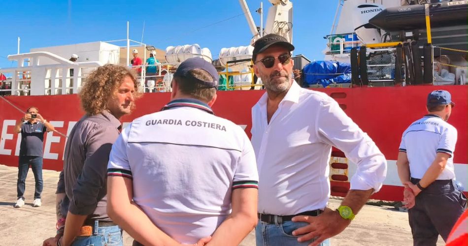 20-08-26 al porto di bari la Life support di Emergency_Il sindaco sulla banchina per assistere alle operazioni di sbarco_3