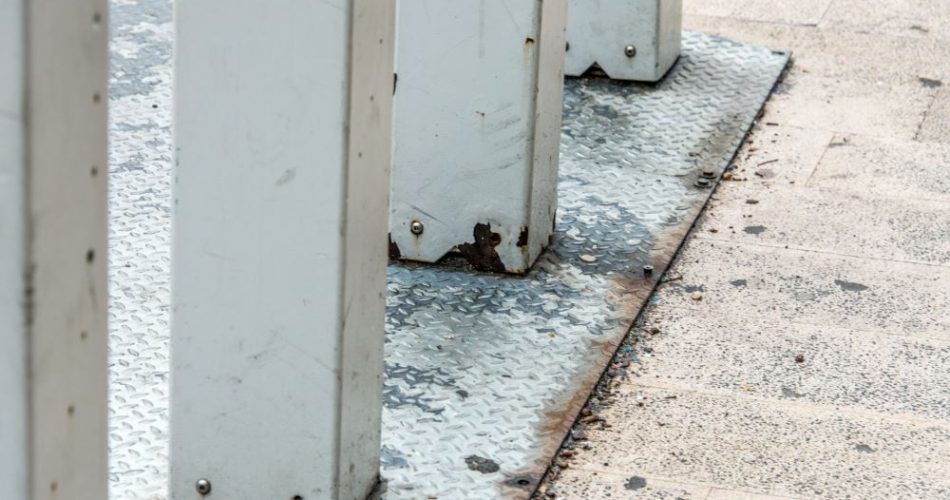 Bike sharing arrugginita di fronte alla Scuola Primaria Garibaldi - Piazza Risorgimento, Bari (Foto Luca Desiderato)
