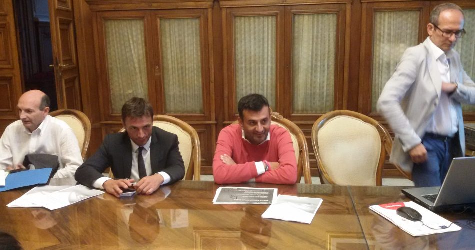 Il sindaco Decaro e l'assessore Tomasicchio, durante la conferenza stampa