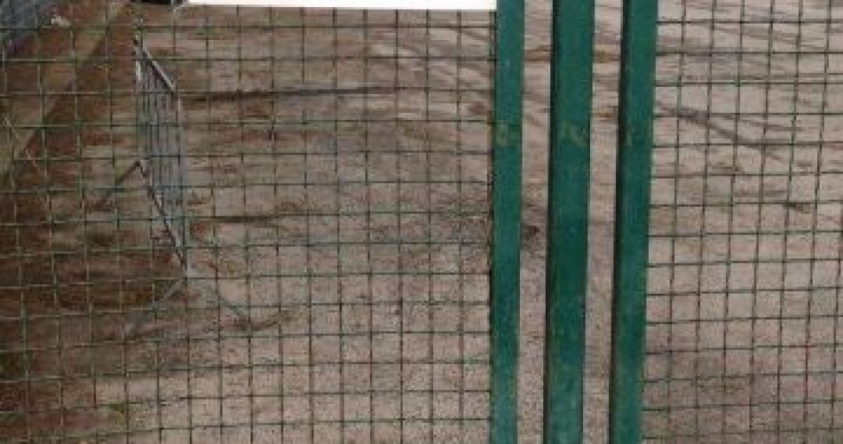 Il cartello di contestazione all'ingresso del campo dell'antistadio