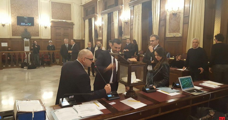Decaro con Introna durante l'ultima elezione del presidente del Consiglio comunale