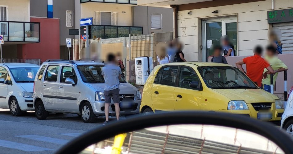 Fila tamponi farmacia Bari covid