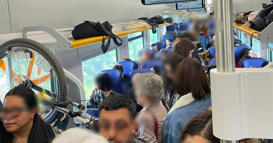 gente treno folla