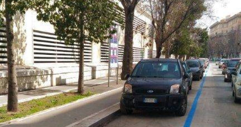 Strisce blu via Vittorio Veneto