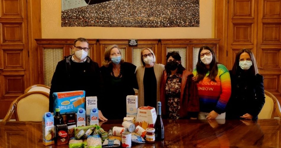 22-12-21 stamattina la consegna di 50 pacchi donati dalla fondazione Banco di Napoli_1