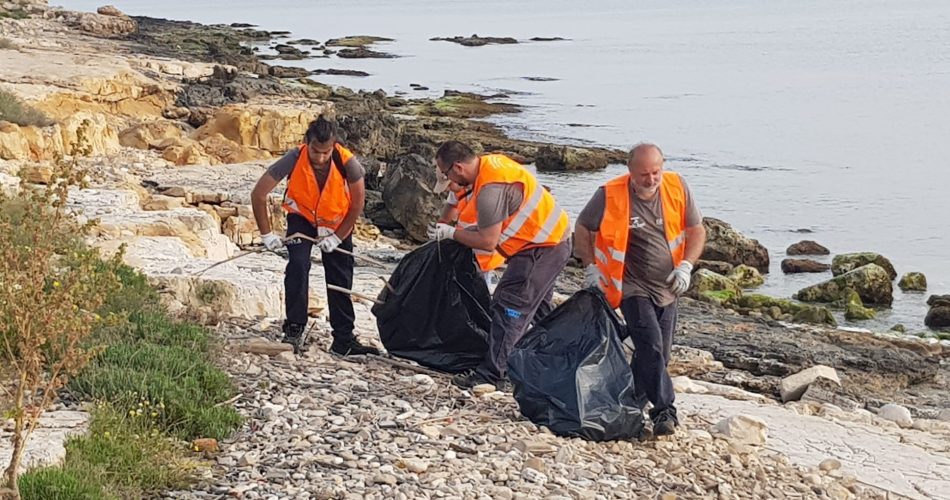 23-05-22 affidato il servizio di pulizia delle spiagge cittadine_da ieri le squadre impegnate nella raccolta straordinaria dei rifiuti spiaggiati