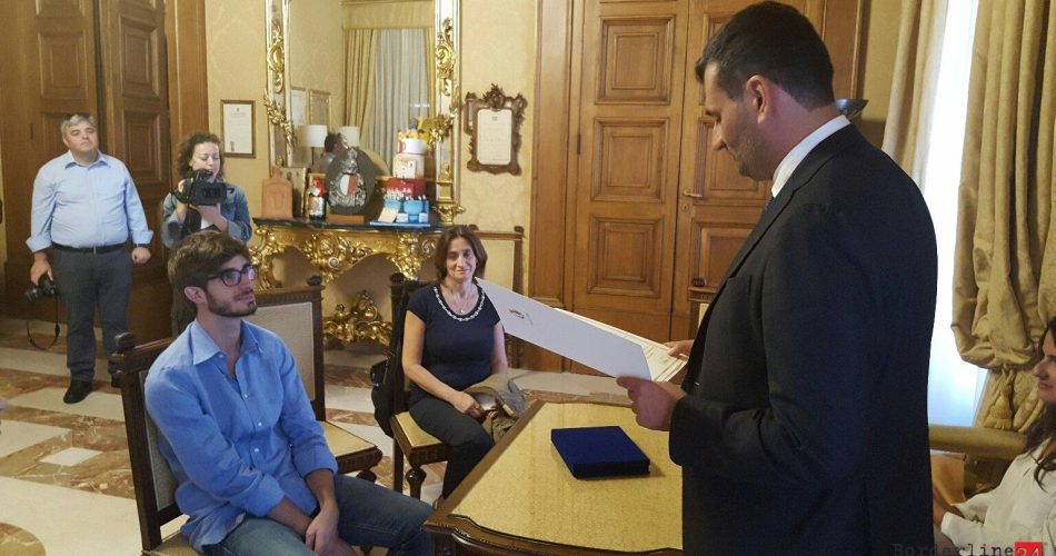 Sindaco Consegna Riconoscimento A Giovanni Cassano