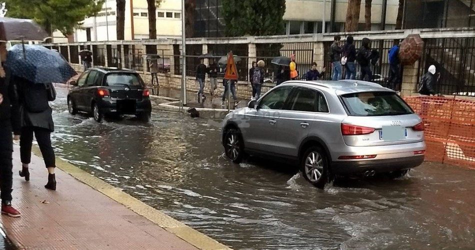 (fiume in via Re David - foto di un lettore)