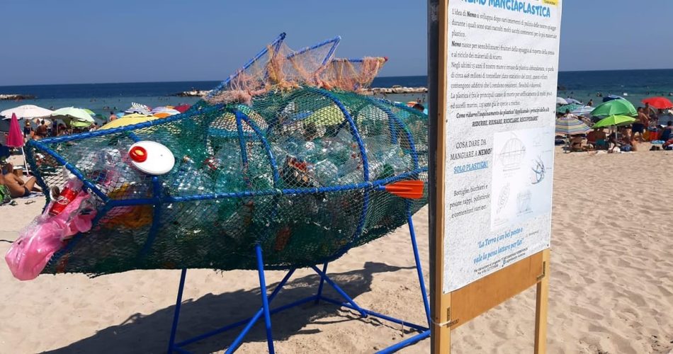 pesce mangia plastica