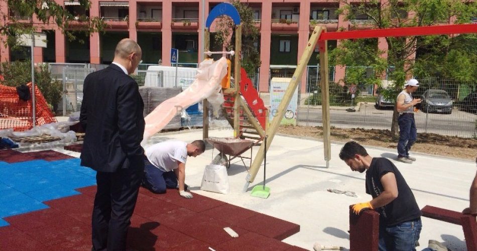 24-04-18 nuova area giochi nel giardino Triggiani