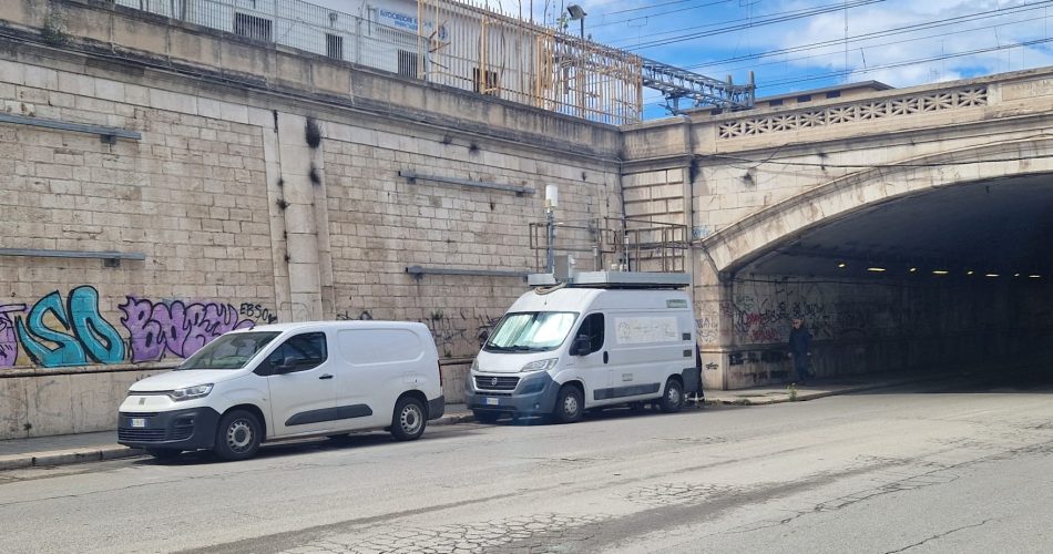 24-04-24 posizionata una centralina per il monitoraggio delle polveri sottili nel sottopasso di via Quintino Sella in vista della posa della pavimentazione fotocatalitica