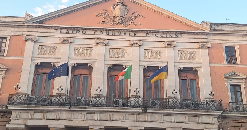24-08-26 35 anniversario giorno indipendenza Ucraina_ bandiera sulla facciata di Palazzo della Città
