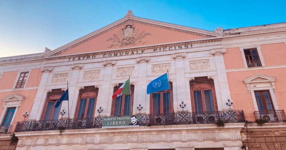 24-10-25 oggi Giornata delle Nazioni Unite_ bandiera dell'ONU sulla facciata di Palazzo di Città