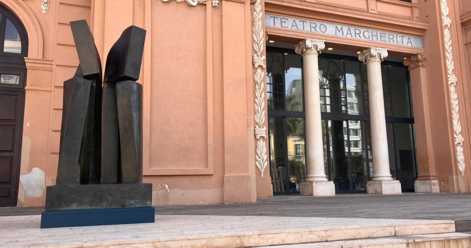 24_MONUMENTA_Foto installazione scultura POMODORO Teatro Margherita_Bari