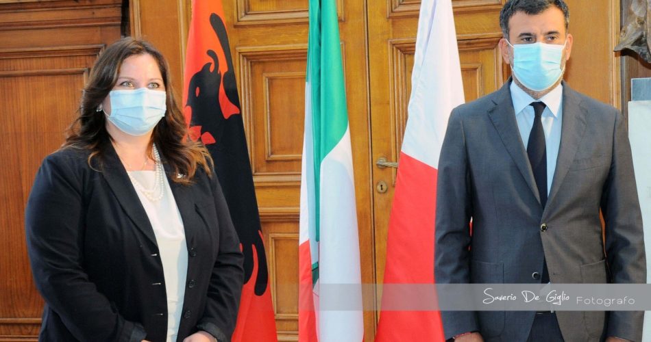 25-09-20 ieri l'incontro del sindaco con il nuovo console generale d'Albania_ph Saverio De Giglio