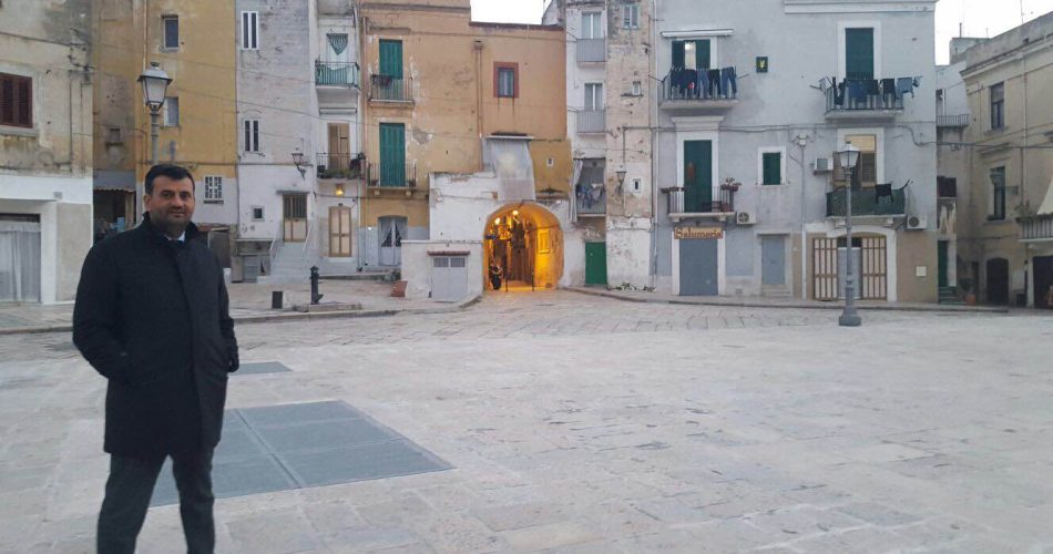 Il sindaco Decaro durante il sopralluogo a largo Albicocca