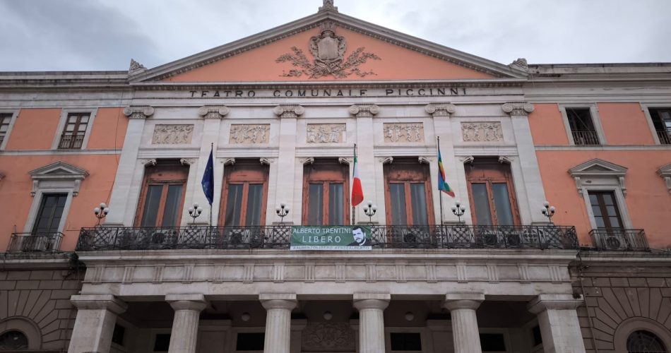 26-02-25 sulla facciata di Palazzo di Città lo striscione per la liberazione di Alberto Trentini