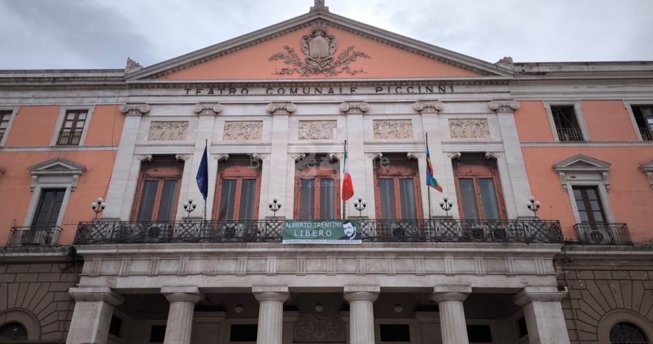 26-02-25 sulla facciata di Palazzo di Città lo striscione per la liberazione di Alberto Trentini