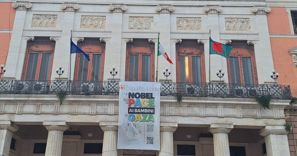 26-03-26 la bandiera del Bangladesh sulla facciata di Palazzo della Città per il giorno dell'indipendenza_foto (1)