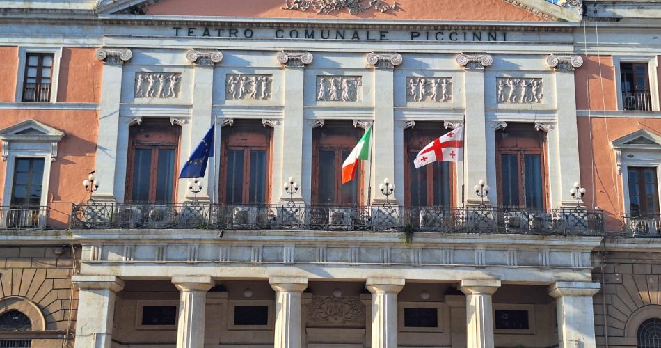 26-05-26 anniversario indipendenza Georgia_bandiera a Palazzo della Città