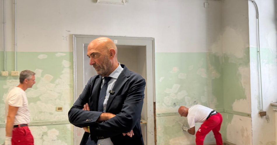 26-08-26 proseguono gli interventi manutentivi sulle scuole comunali a cura di BMS_oggi il sopralluogo del sindaco alla Carducci_1