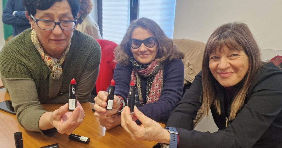 26-11-24 oggi al Municipio IV la consegna di un rossetto rosso con il numero antiviolenza 1522 alle dipendenti_3