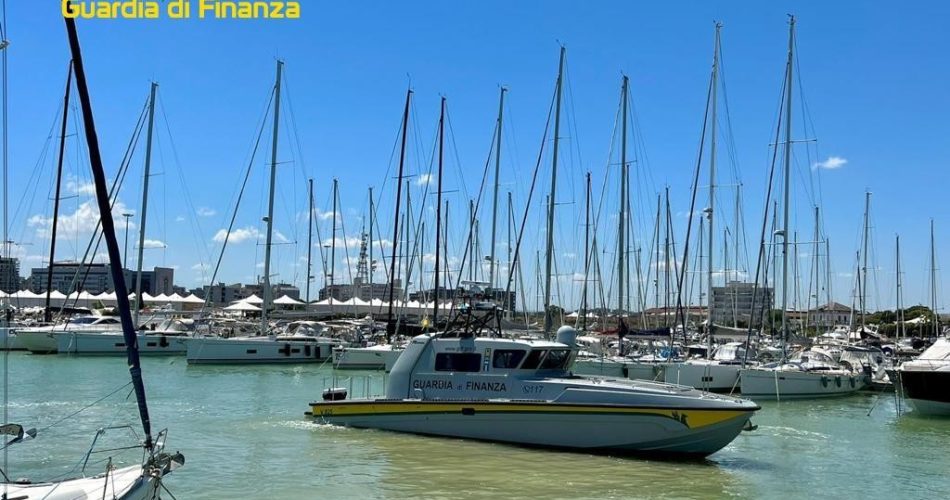 sequestri imbarcazioni finanza