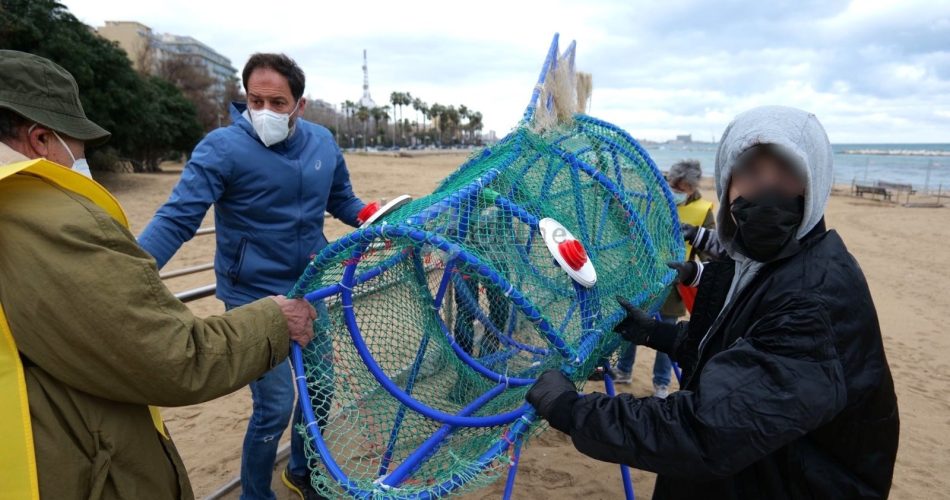 pesce mangia plastica