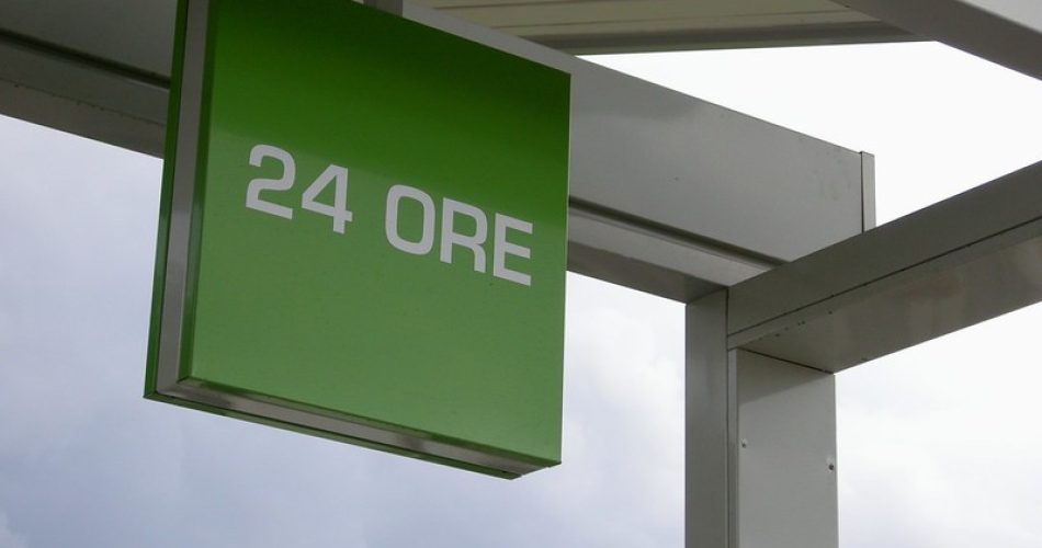benzina benzinaio distributore