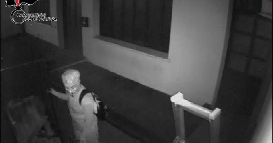 Lascia il figlioletto in auto a dormire e va a rubare