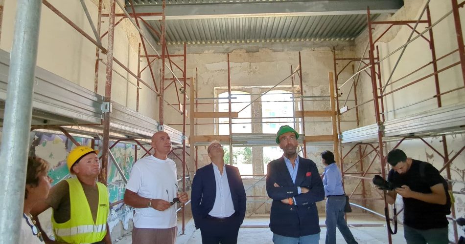 28-08-24 questa mattina sopralluogo del sindaco sul cantiere della ex Caserma Rossani per i lavori di esecuzione del tetto verde_4