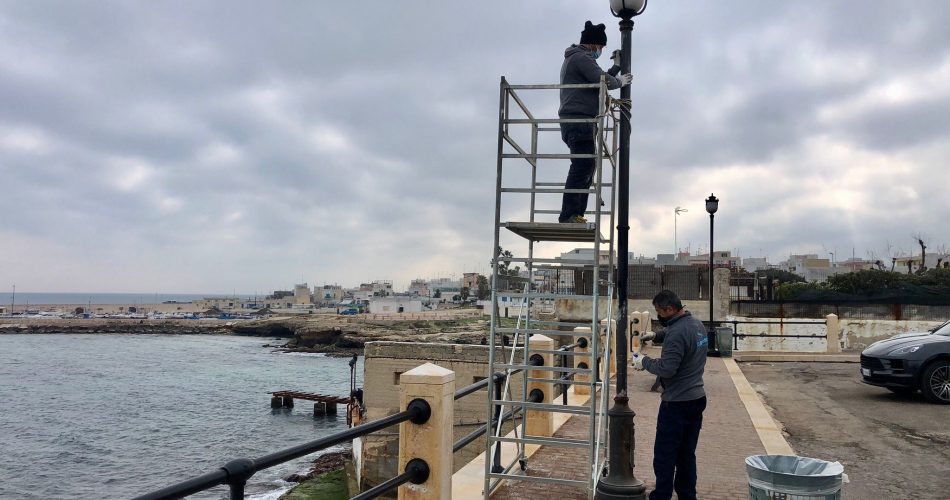 29-03-21 al via la riparazione dei sei pali di pubblica illuminazione sul lungomare di Torre a Mare