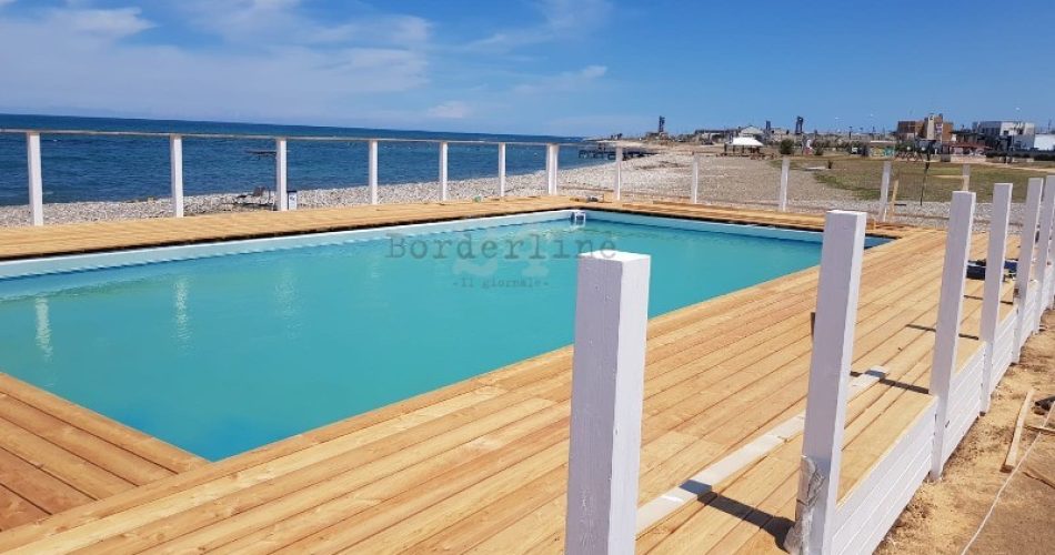 29-06-18 quasi ultimati i lavori per il montaggio della piscina prefabbricata a Torre Quetta