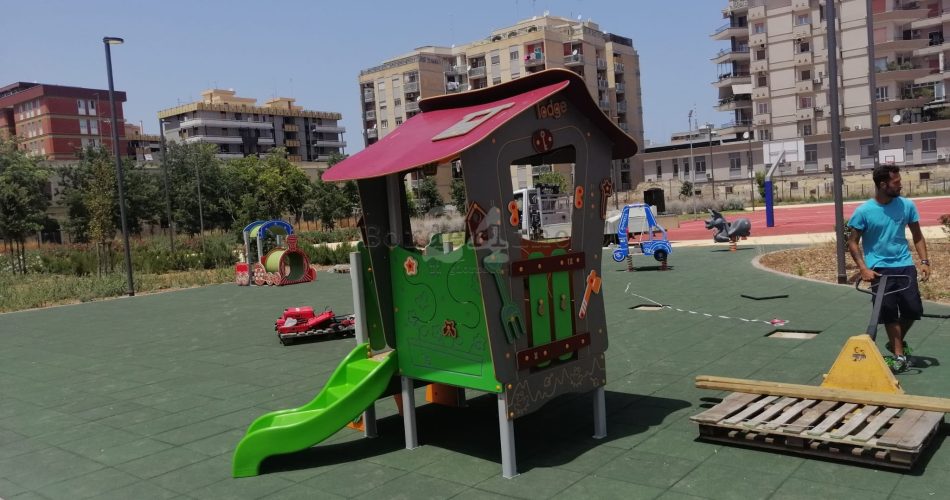 29-06-21 nel cantiere della ex Caserma Rossani in corso i lavori per l’installazione delle strutture ludiche e calisteniche e l’impianto di irrigazione