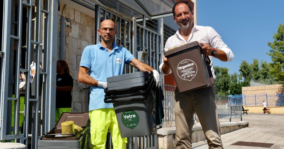 29-07-22 in corso la distribuzione dei kit della raccolta differenziata porta a porta per completare il San Paolo
