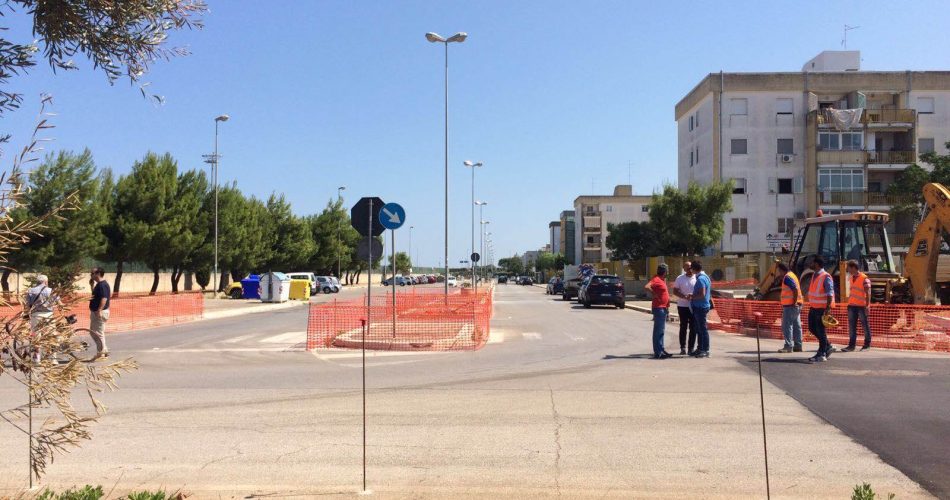 Il cantiere della rotatoria in via Ancona nel quartiere Catino