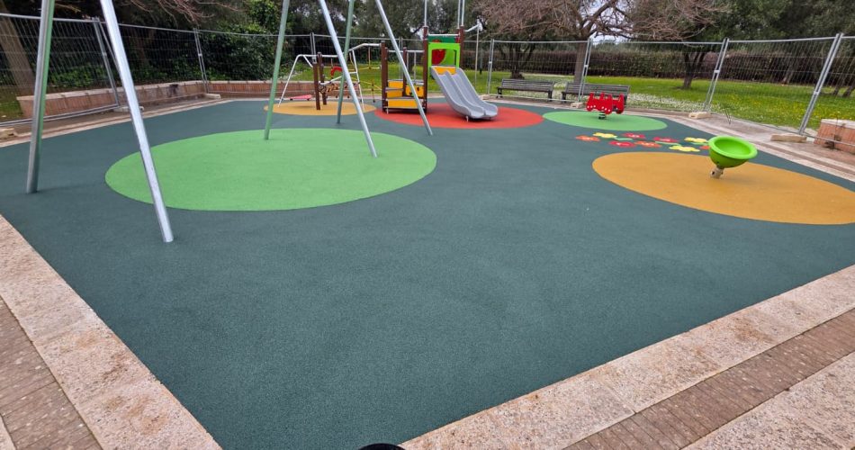 30-03-26 lavori area giochi don Vito Marotta Loseto