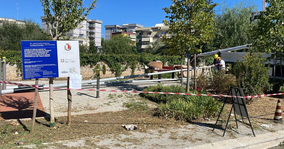 30-07-25 al via i lavori per l’installazione del nuovo sistema di pubblica illuminazione nel giardino di via delle Murge_2
